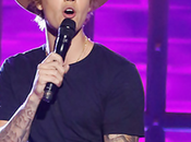 Justin Bieber Performs Girls Don’t