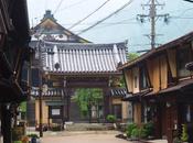 清流に心洗われる郡上八幡 Gujo Hachiman, with Pristine Waterways.