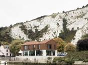 Bold House Doubles British Town&#039;s Welcome Sign